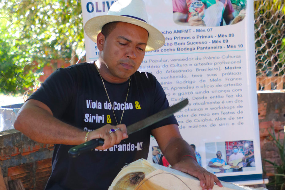 Mestre Alexandre produzindo uma Viola de Cocho - Divulgação